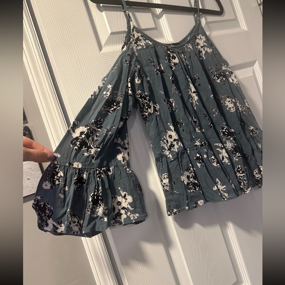 LULUS Size M Slate Blue Floral Tiered Ruffle Cold Shoulder Flowy Top & Ruffles - Picture 3 of 12